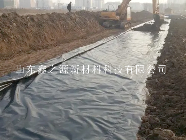 魚塘防滲膜鋪設(shè)新策略：簡約高效，質(zhì)量為先