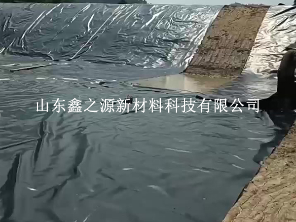 魚(yú)塘防滲膜覆土沒(méi)做對(duì)，膜材白鋪了