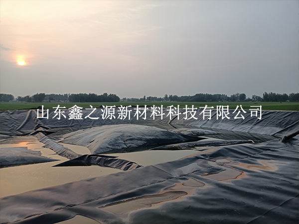 氧化塘土工膜用久了發(fā)脆開裂？別急著換，這套應(yīng)對方案更省錢